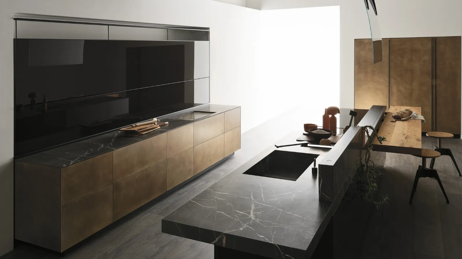 Cucina Design con isola Artematica Ottone Anticato di Valcucine