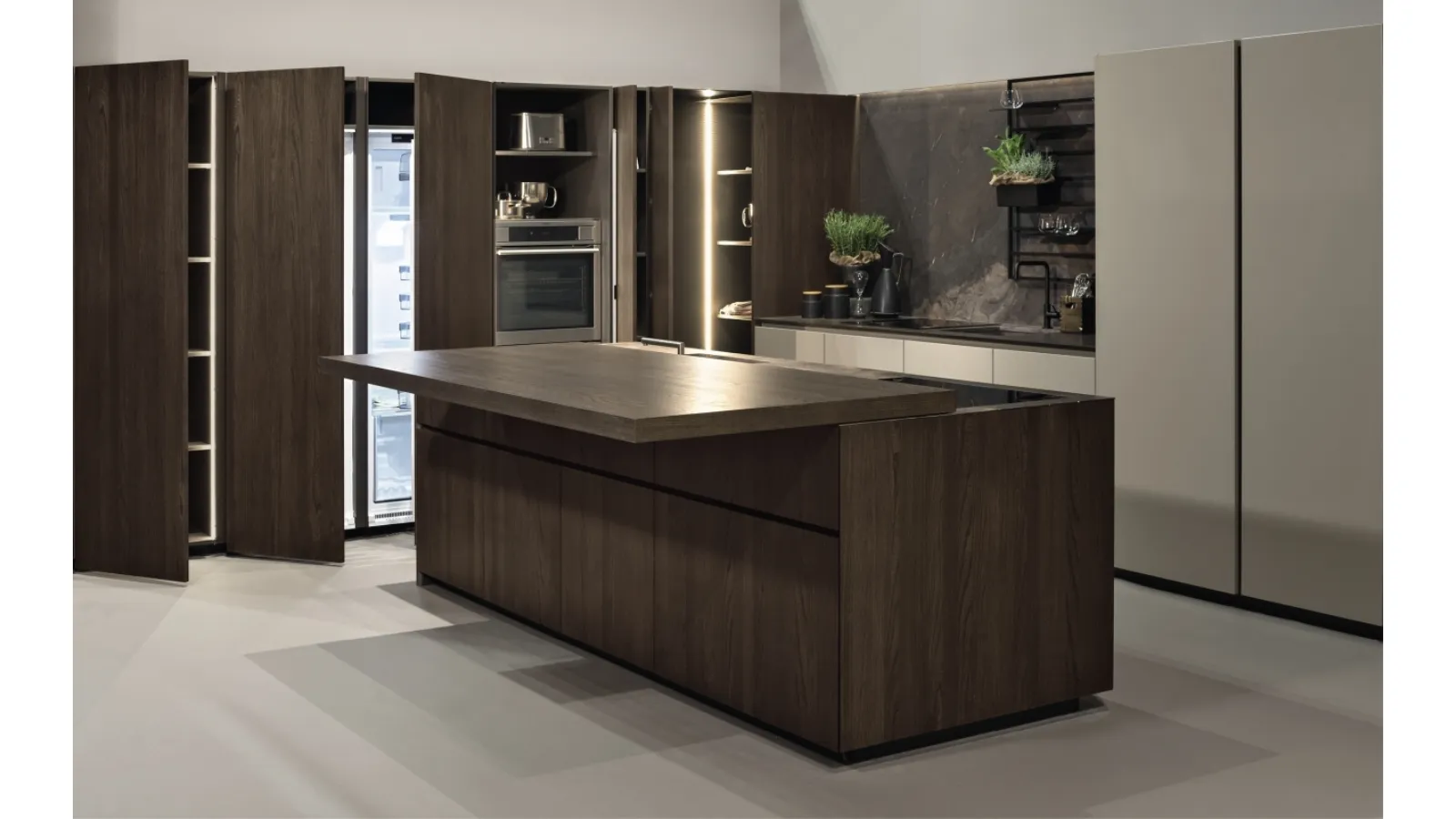 Cucina Design con isola e penisola in laccato opaco e legno Giza 10 di Maistri